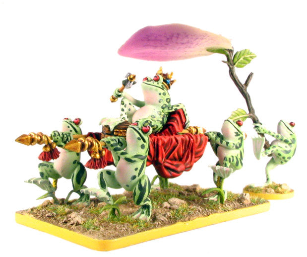 (100FRG13) 28mm Frog King, on litter with attendants