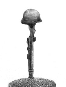 (100WWT031) German infantry helmet on rifle